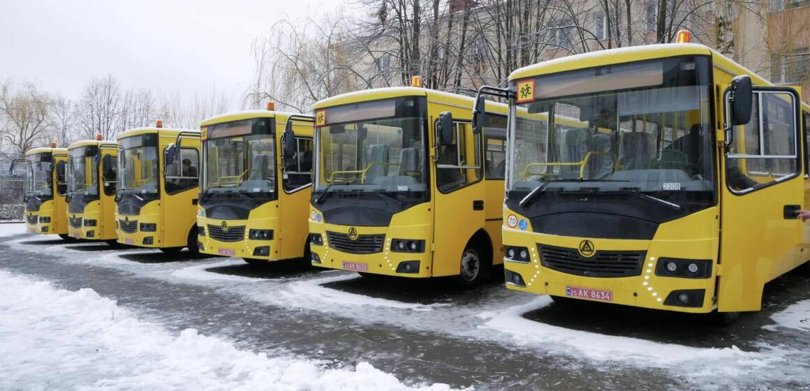 У шість громад Вінниччини передали сучасні шкільні автобуси