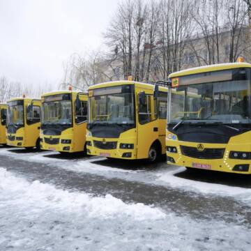 У шість громад Вінниччини передали сучасні шкільні автобуси