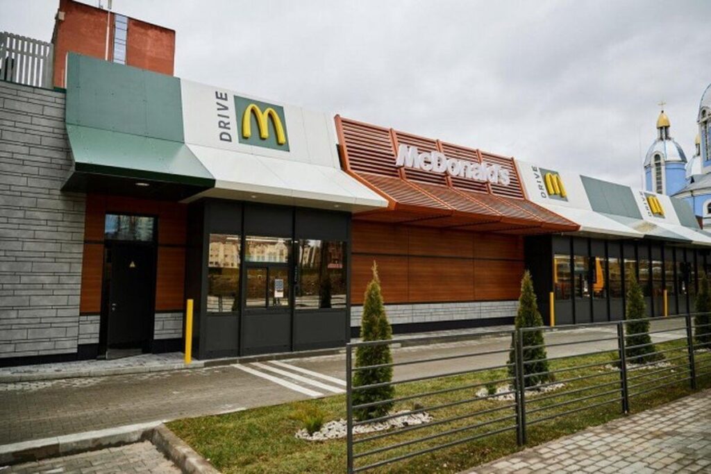 У Вінниці відкрили четвертий МакДональдз: з панорамою на Південний Буг