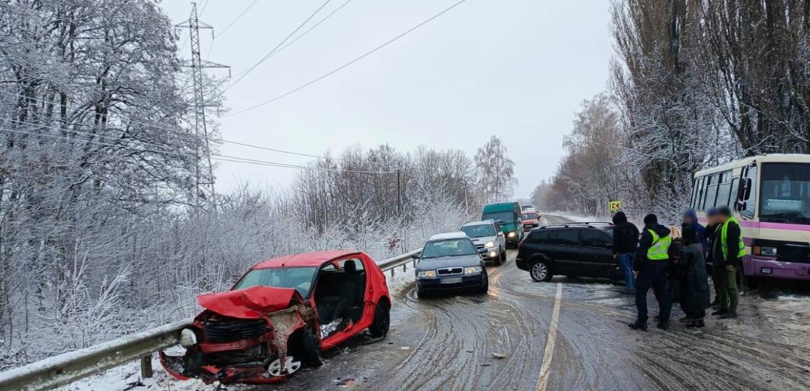 Поліція працює на місці аварії, у якій травмувалися жінки та однорічна дитина