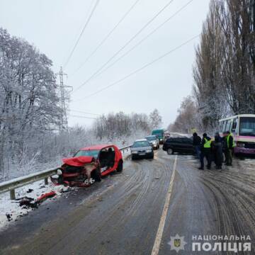 Поліція працює на місці аварії, у якій травмувалися жінки та однорічна дитина