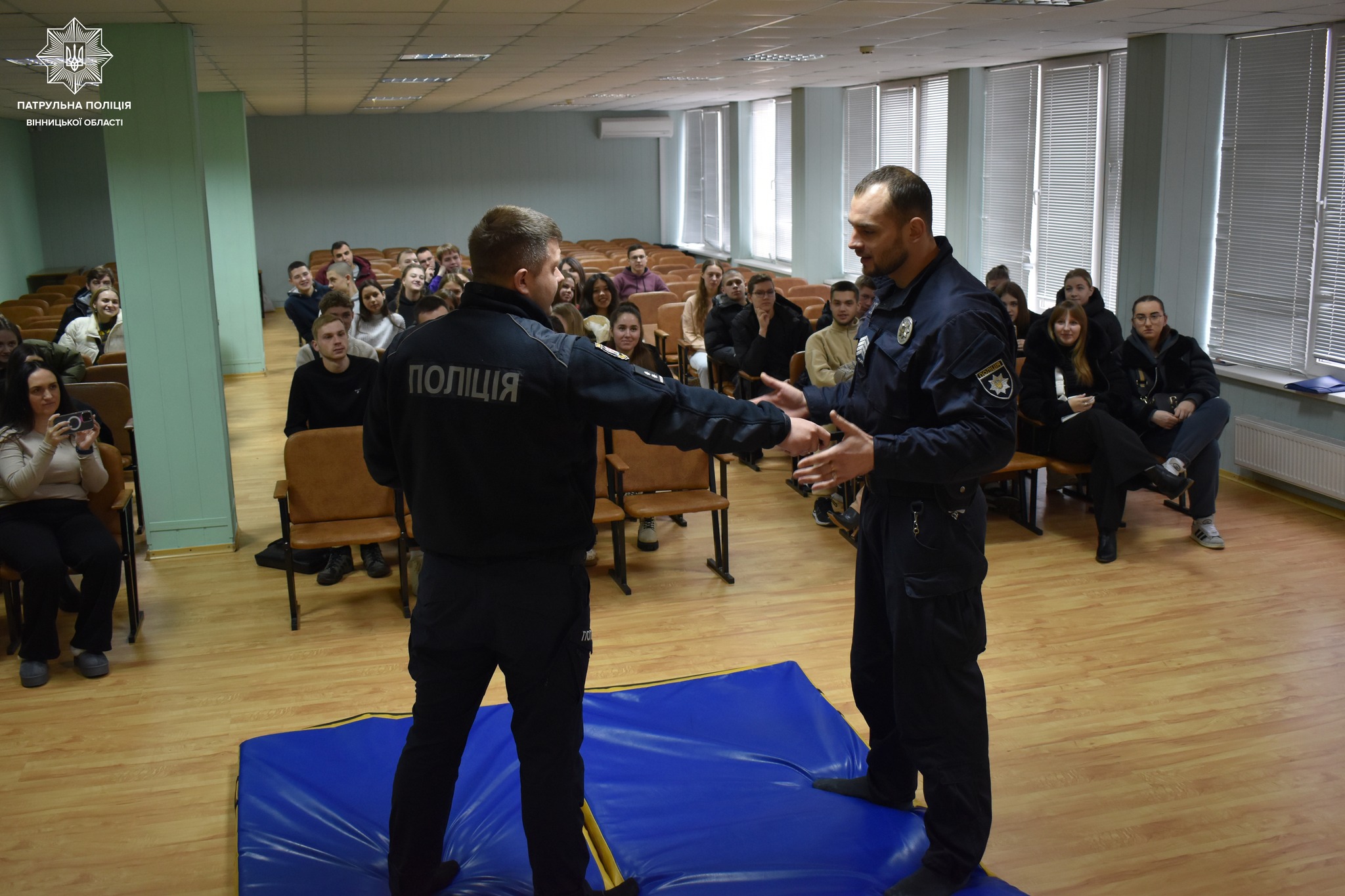 У Вінниці поліцейські провели студентам тренінг із самооборони