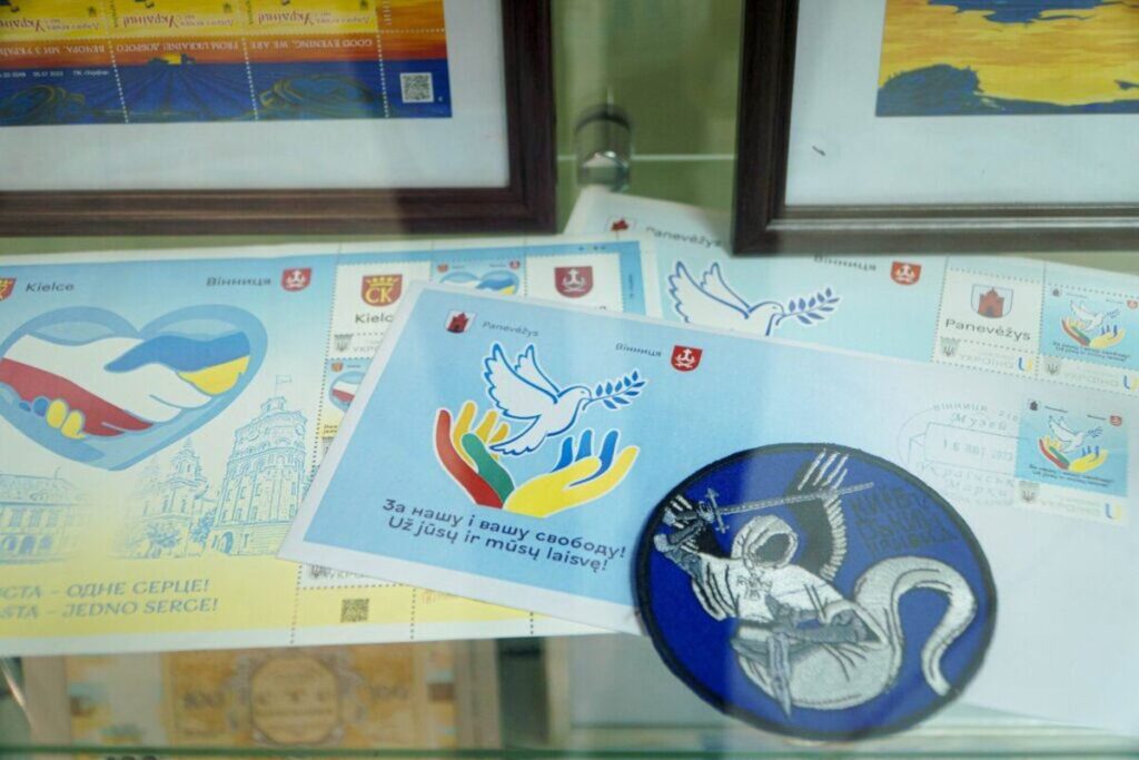 У вінницькому музеї моделей транспорту презентували виставку марок та монет