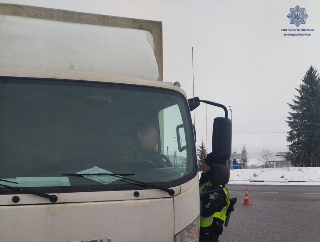 Хмільницькі патрульні зупинили водія вантажівки з ознаками наркотичного сп’яніння