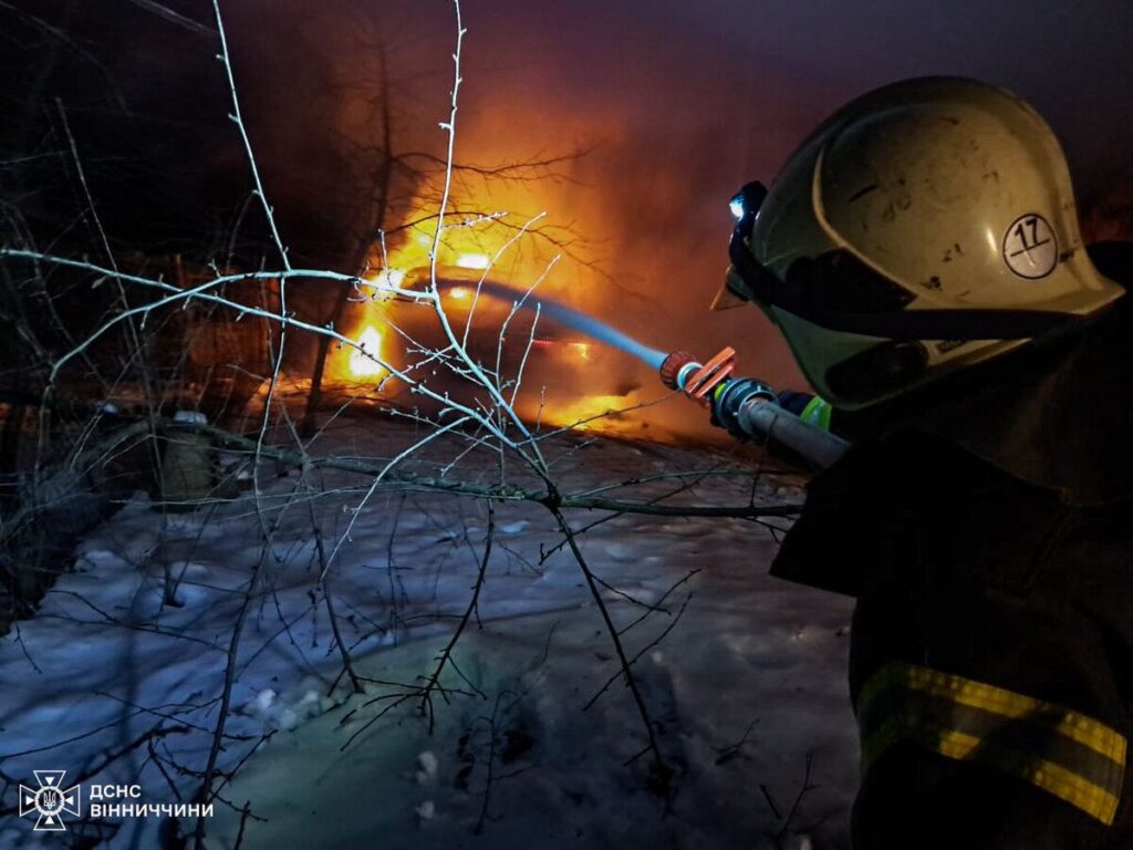 Сім пожеж за день: на Вінниччині вогонь охопив будинки, сіно та авто
