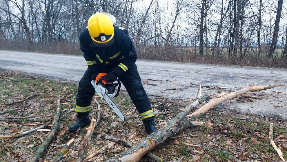 Повалені дерева та зірвана антена: як ДСНС ліквідовує наслідки штормового вітру (Фото)