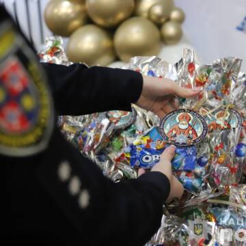 Вінницькі поліцейські стали помічниками Святого Миколая для вихованців Іванівської школи (Фото)