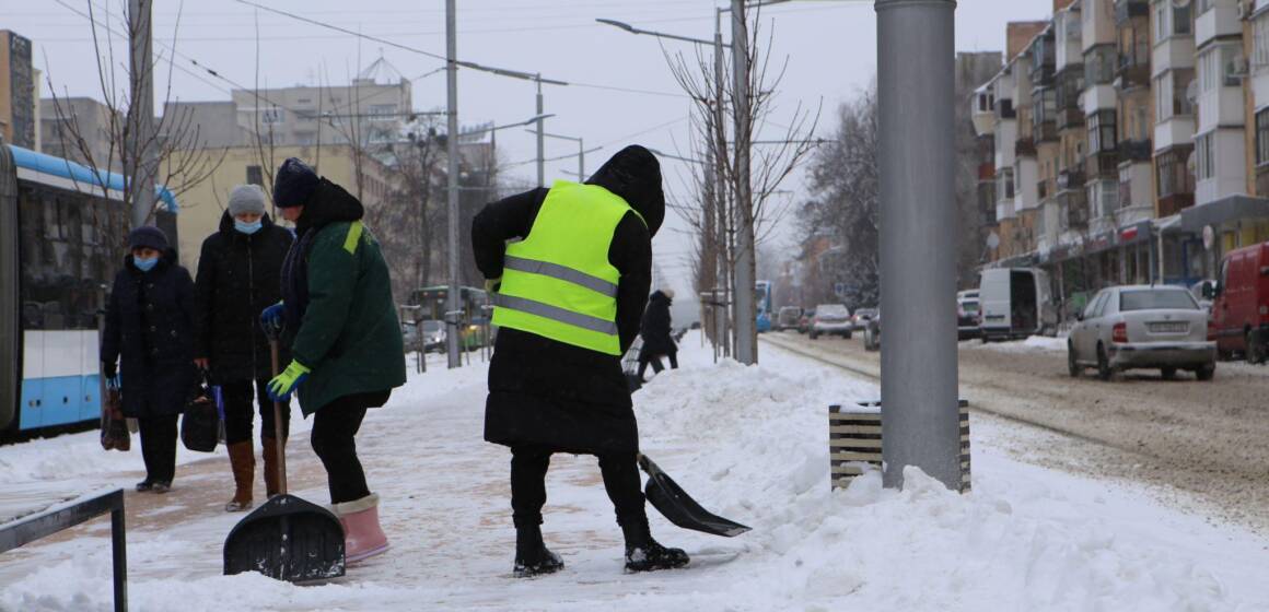 З опівночі у Вінниці прибирають сніг