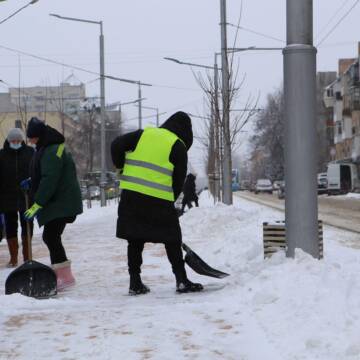 З опівночі у Вінниці прибирають сніг