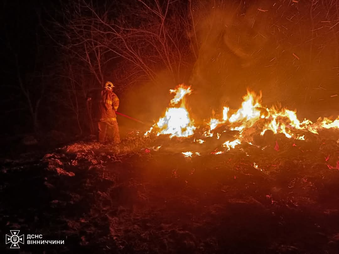 На Вінниччині горіла літня кухня, димар та 500 тюків сіна: подробиці