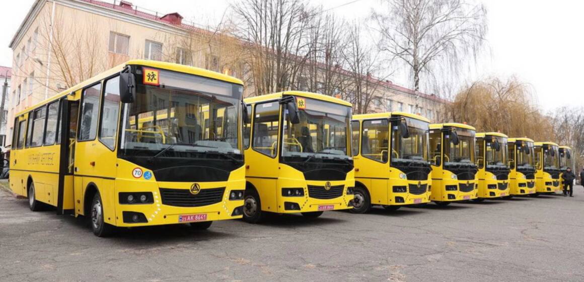 Ще шість шкільних автобусів передали громадам Вінниччини