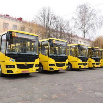 Ще шість шкільних автобусів передали громадам Вінниччини