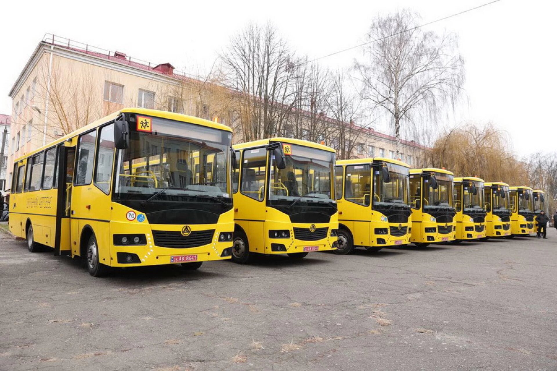 Ще шість шкільних автобусів передали громадам Вінниччини