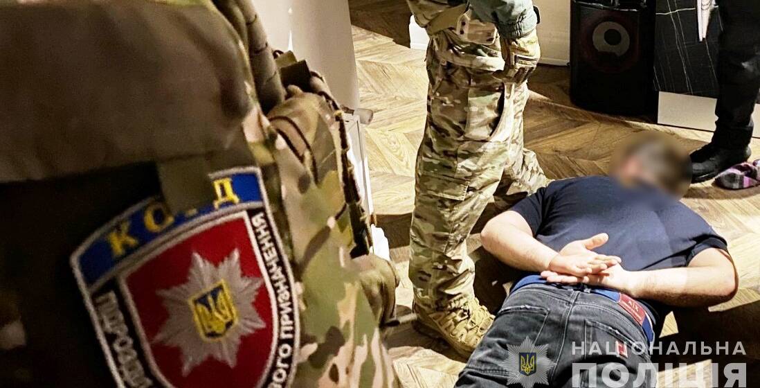 Вінничани спровокували бійку у розважальному закладі та погрожували відвідувачам зброєю