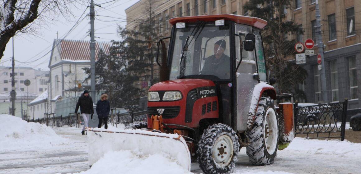 Вінницькі комунальники продовжують очищати вулиці від снігу