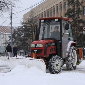 Вінницькі комунальники продовжують очищати вулиці від снігу