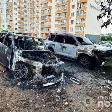 Затримали чоловіків, які влітку спалили два автомобілі у Вінниці