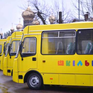 Громадам Вінниччини передали шість шкільних автобусів