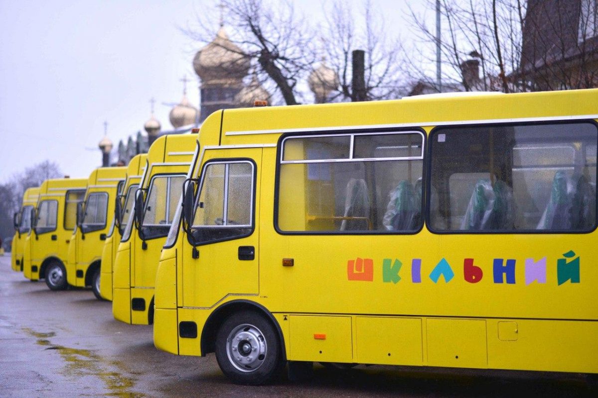 Громадам Вінниччини передали шість шкільних автобусів