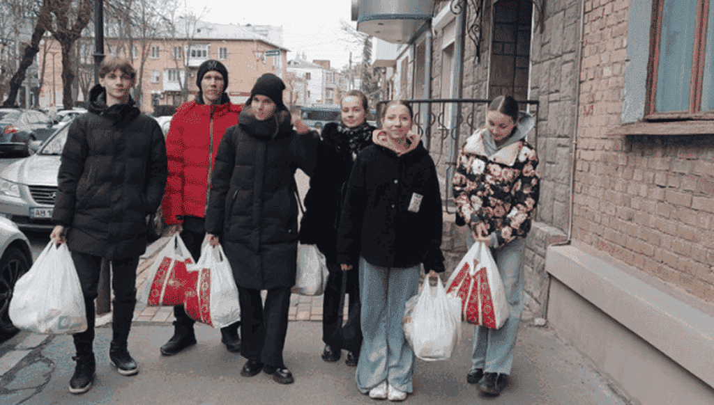 До дня Святого Миколая вінницькі школярі підготували для військових гостинці