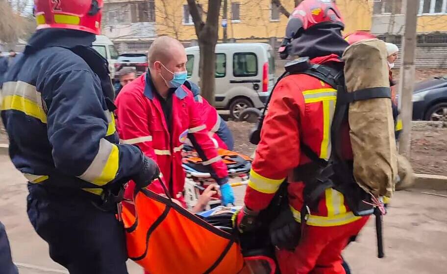 У Вінниці бійці ДСНС врятували із задимленої квартири двох людей