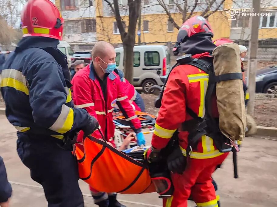 У Вінниці бійці ДСНС врятували із задимленої квартири двох людей