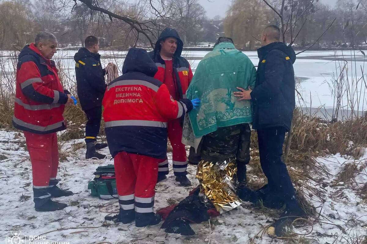 У Вінниці врятували людину, яка провалилась під кригу