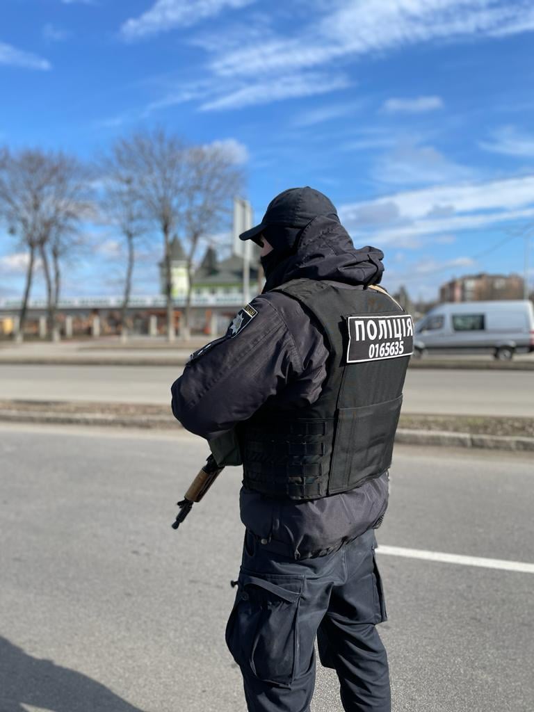 Поліцейські на Вінниччині затримали зловмисника, який намагався допомогти чоловікам перетнути державний кордон