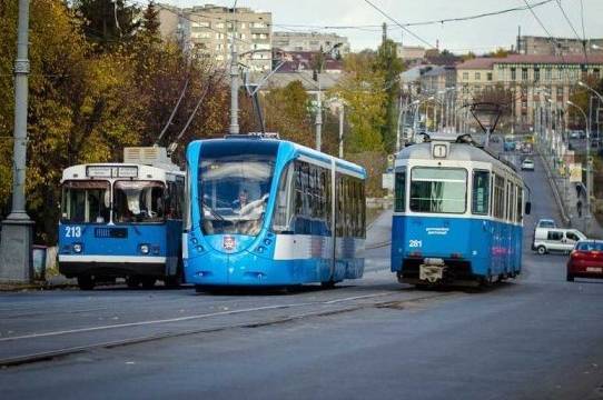 Київ досі зупиняє транспорт під час тривог: як у інших містах