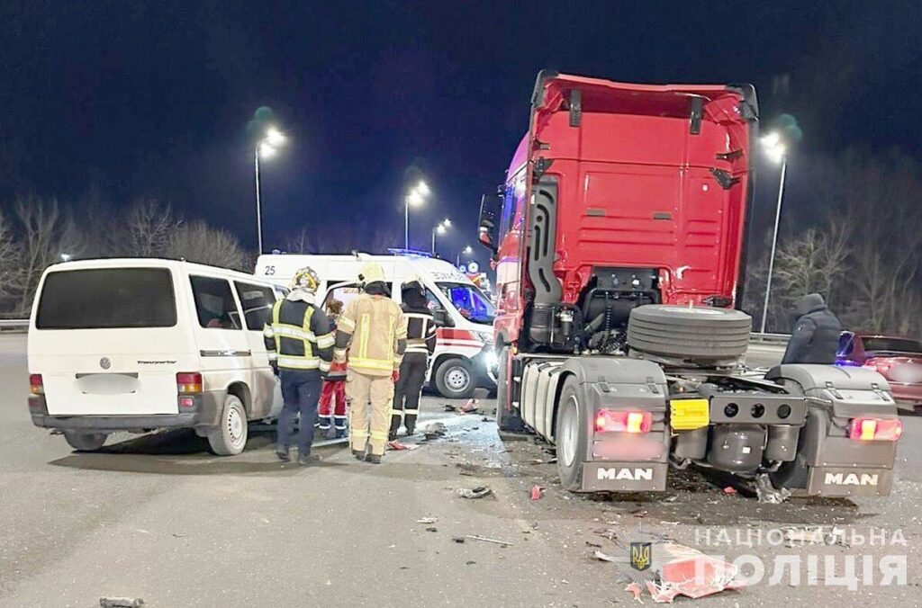 Смертельна ДТП у Вінниці: зіштовхнулись вантажівка та мінівен