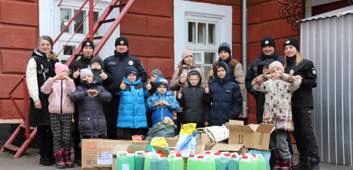 Поліцейські Вінниччини з подарунками завітали до дітей Іванівської спеціальної школи