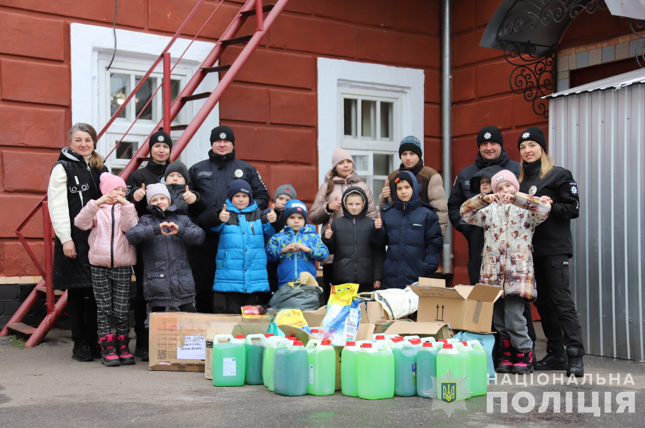 Поліцейські Вінниччини з подарунками завітали до дітей Іванівської спеціальної школи