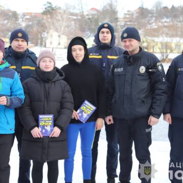 Поліцейські закликають вінничан бути обережними на льоду та дотримуватись основних правил безпеки