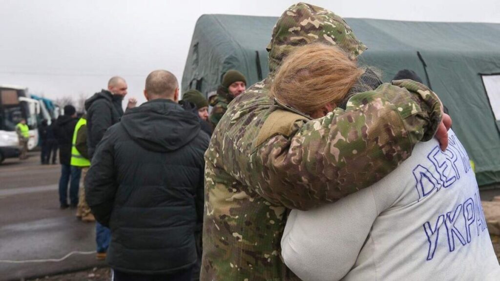 Як поводитися з людьми, які пережили полон: на Дія.Освіта створили симулятор