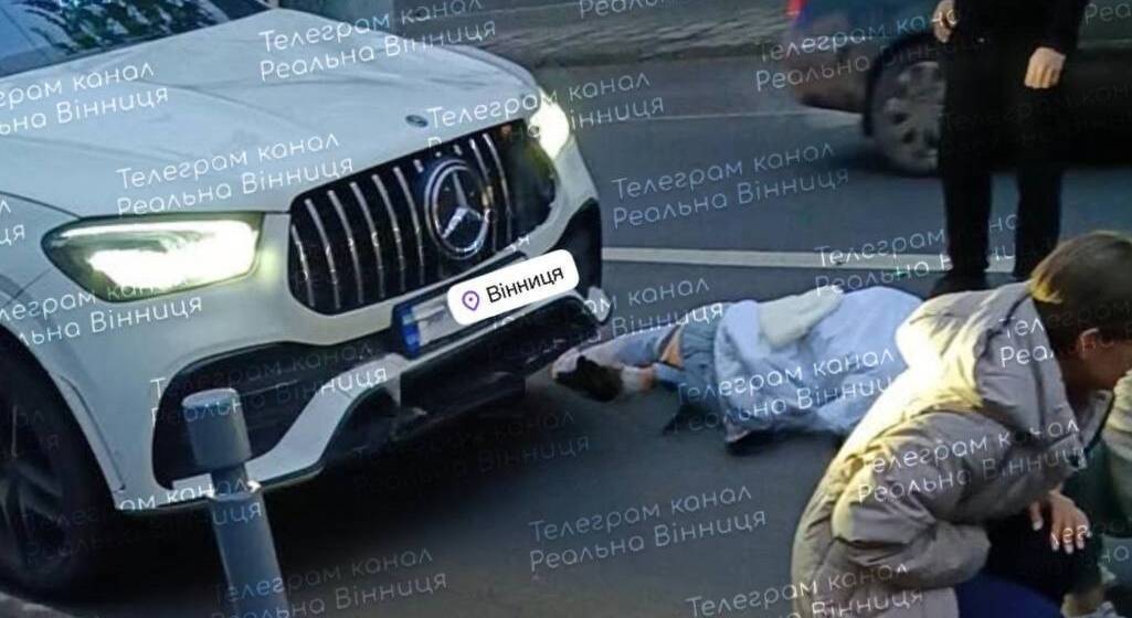 У Вінниці Mercedes збив двох дівчат (Відео)