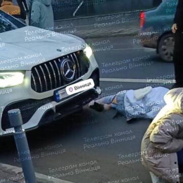 У Вінниці Mercedes збив двох дівчат (Відео)