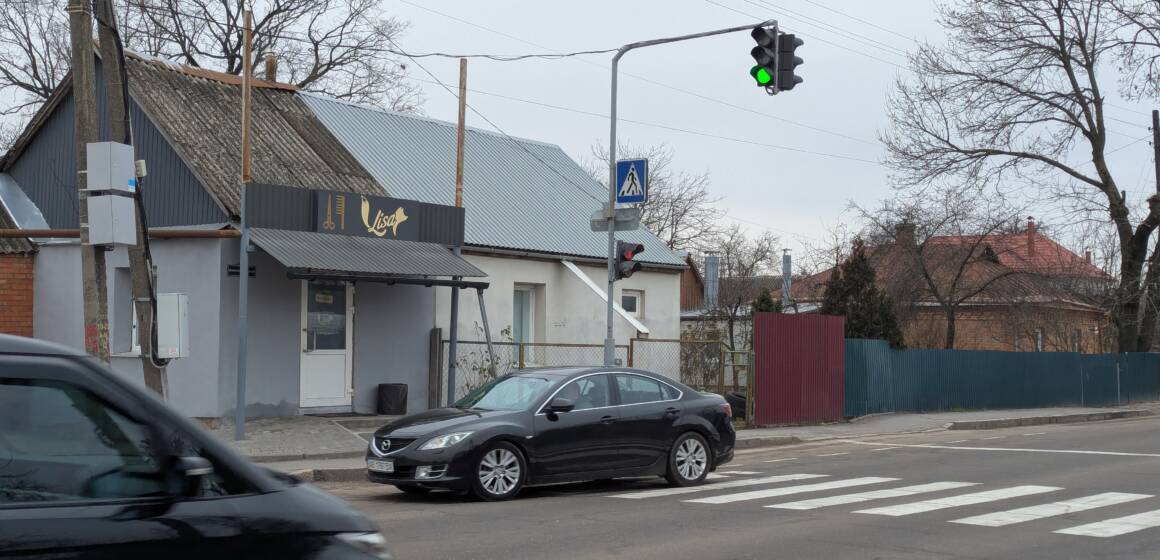 У Вінниці одним безперебійником підсилили одразу 3 перехрестя поряд з ліцеєм на Старому Місті