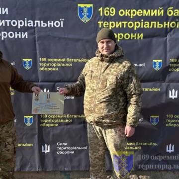 Двох бійців вінницької 120-ї бригади нагородили почесними відзнаками