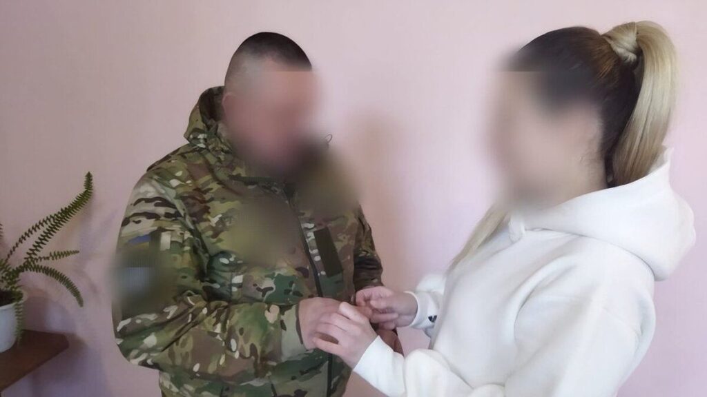 Весілля за ґратами: військовий ЗСУ одружився з вінничанкою у колонії