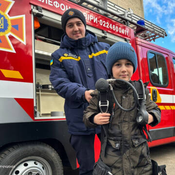 Як діяти у надзвичайних ситуаціях: рятувальники проводять лекції для дітей (Фото)