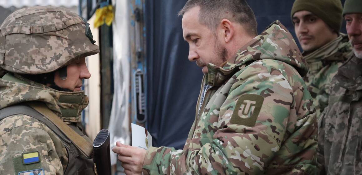 Головнокомандувач ЗСУ вручив відзнаки воїнам вінницької бригади