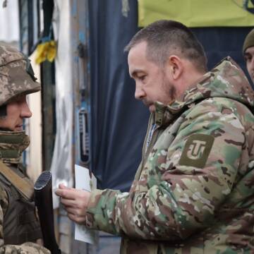 Головнокомандувач ЗСУ вручив відзнаки воїнам вінницької бригади