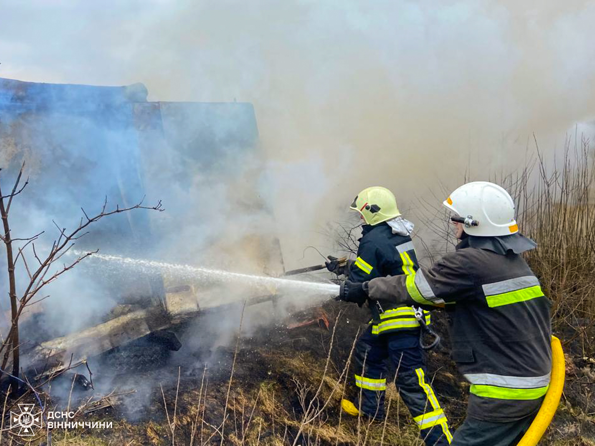 Масштабні займання: за добу на Вінниччині горіли житлові та господарчі будівлі