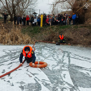 Безпека на льоду: рятувальники навчали школярів у Оленівці (Фото)