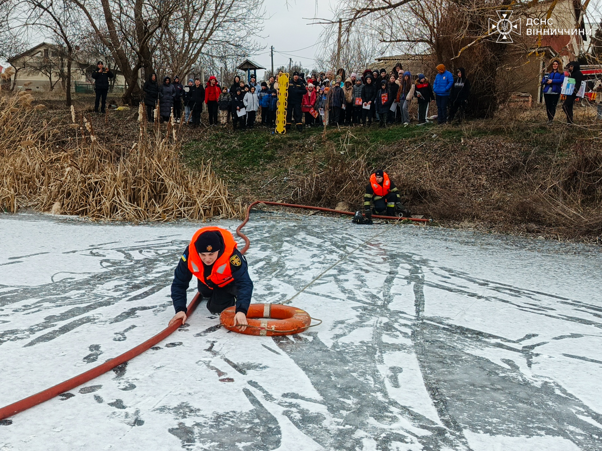 Безпека на льоду: рятувальники навчали школярів у Оленівці (Фото)