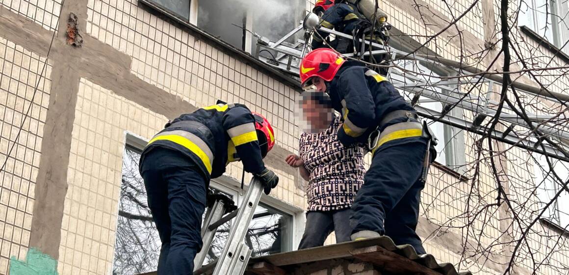 Трагедія у Вінниці: під час пожежі в багатоповерхівці загинув чоловік, жінка вистрибнула з вікна (Фото + Відео)