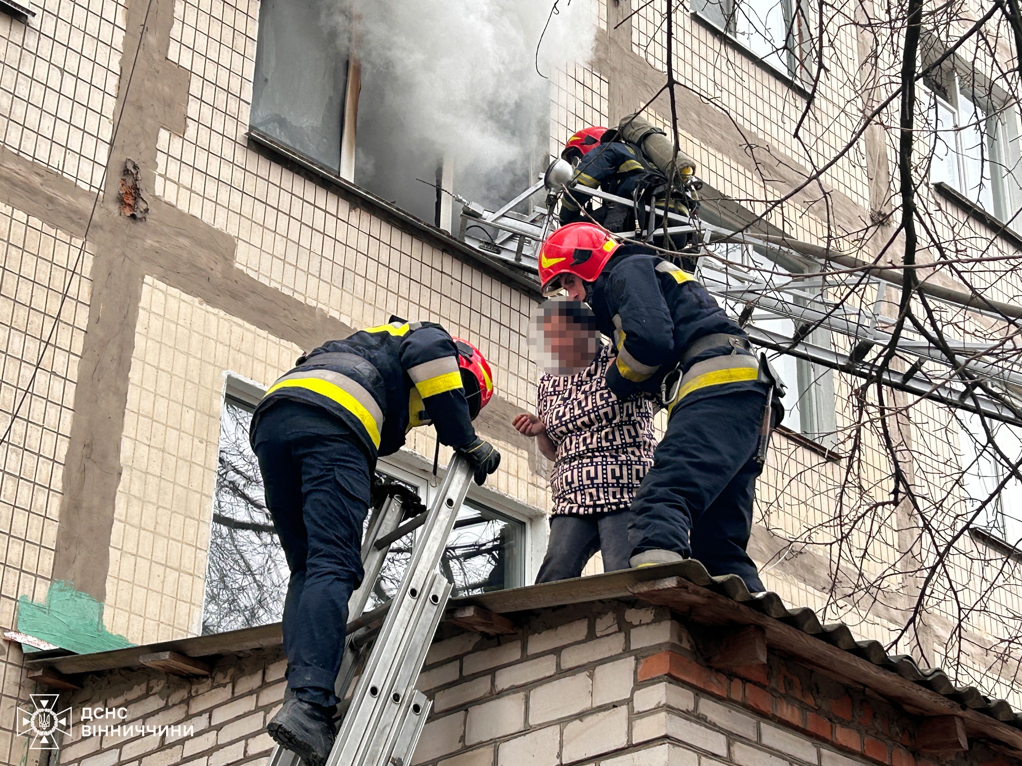 Трагедія у Вінниці: під час пожежі в багатоповерхівці загинув чоловік, жінка вистрибнула з вікна (Фото + Відео)