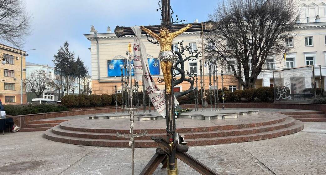 «Хрест Миру» у Вінниці: інсталяція з уламків снарядів як символ надії