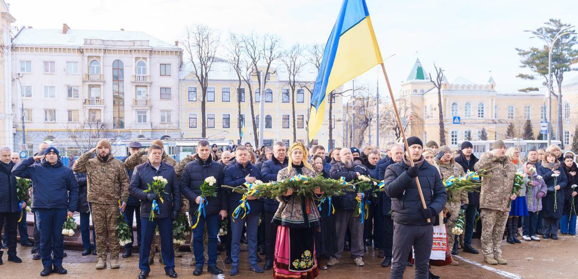 Вінничани вшанували пам’ять Героїв Небесної Сотні, поклавши квіти на майдані