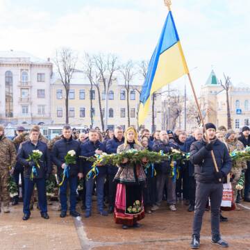 Вінничани вшанували пам’ять Героїв Небесної Сотні, поклавши квіти на майдані